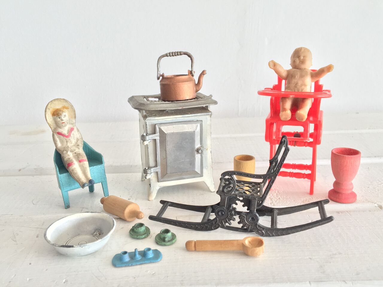 COLLECTION OF ANTIQUE DOLLS HOUSE FURNITURE WITH DOLLS. TO INCLUDE ANTIQUE PORCELAIN SITTING DOLL,