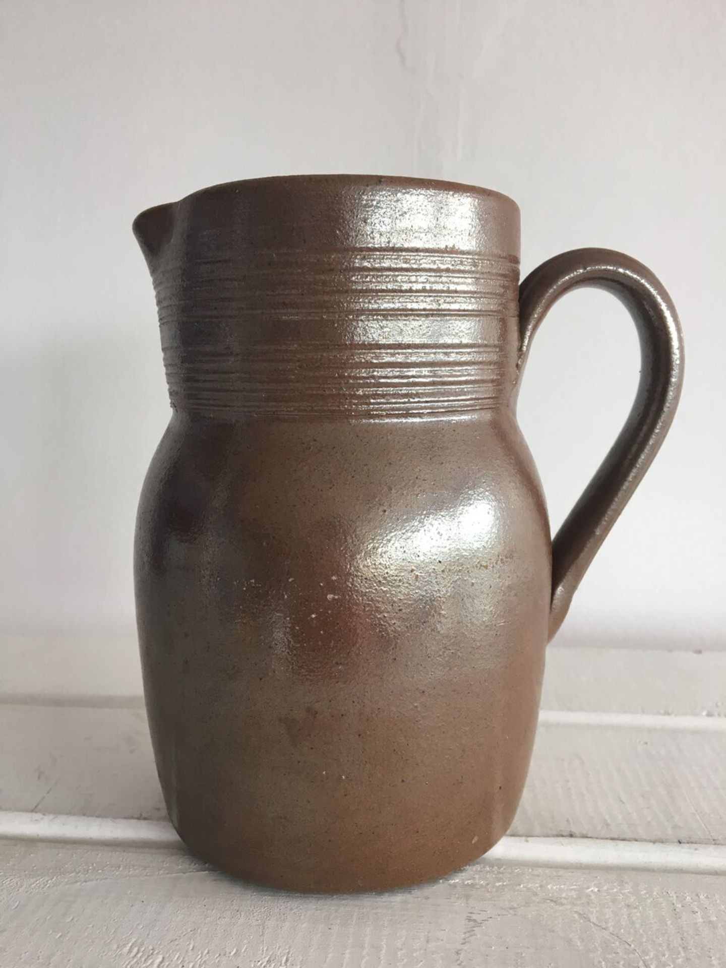 GRES DU BERRY FRENCH POTTERY SALT GLAZE JUG, HAND MADE / FAIT MAIN. 14CM HIGH. IMPRESSED MARKS TO