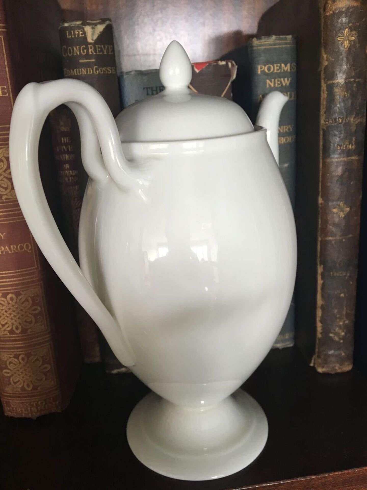 PRISTINE VINTAGE 1960s WHITE PORCELAIN FOOTED COFFEE POT. APPROX 20CM TO FINIAL. FREE UK DELIVERY. - Image 2 of 3