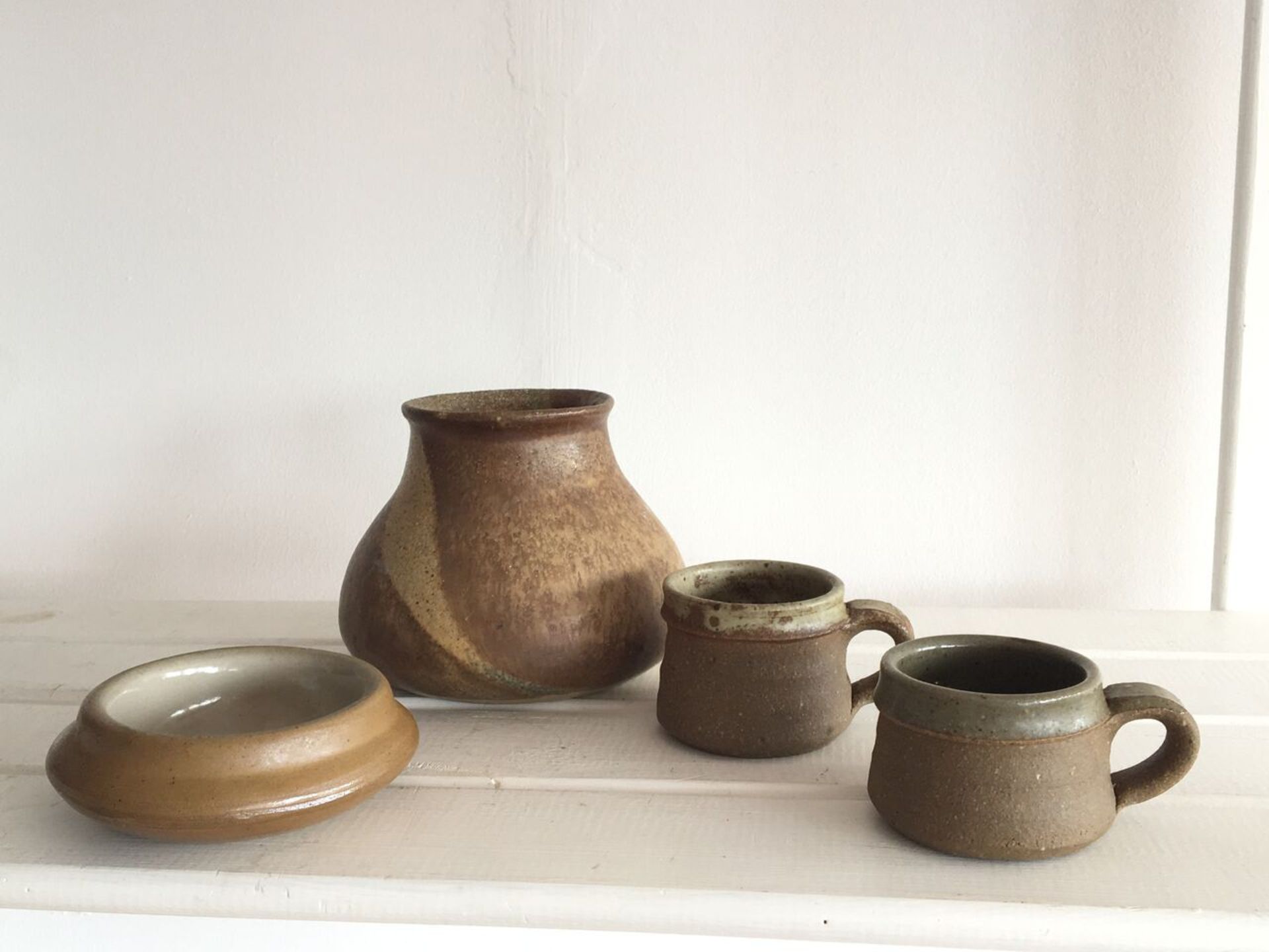 GROUP OF FOUR STONEWARE STUDIO ART POTTERY PIECES. ALL WITH NO OBVIOUS DAMAGE. FREE UK DELIVERY.