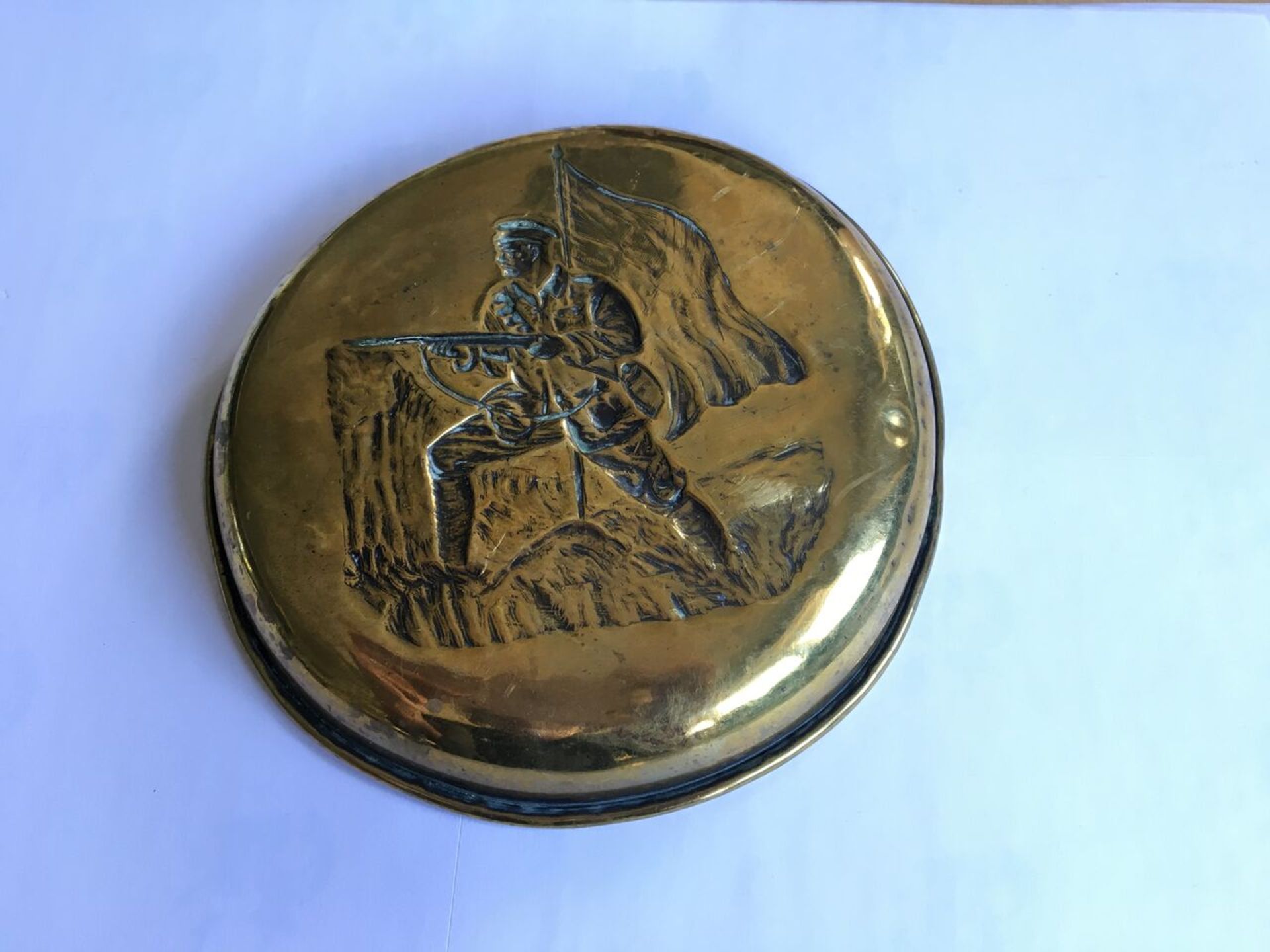 WWI BRASS BOWL DEPICTING SOLDIER. APPROX DIAMETER 12CM. FREE UK DELIVERY. NO VAT. - Image 2 of 2