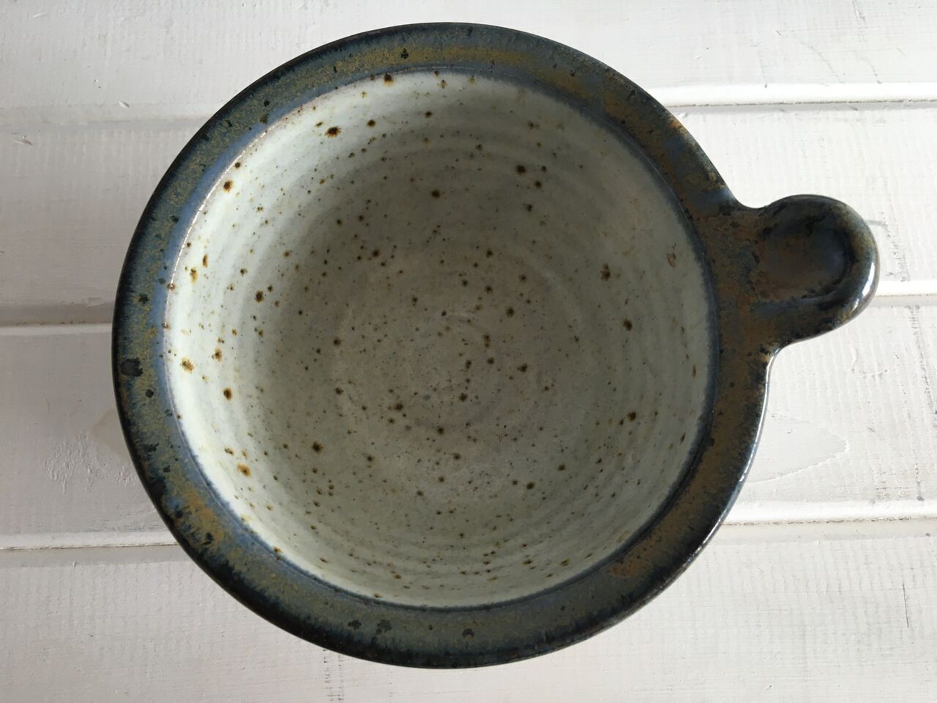 GROUP OF THREE UNSIGNED STUDIO ART POTTERY BOWLS. ALL WITH NO OBVIOUS DAMAGE. FREE UK DELIVERY. NO - Image 6 of 7