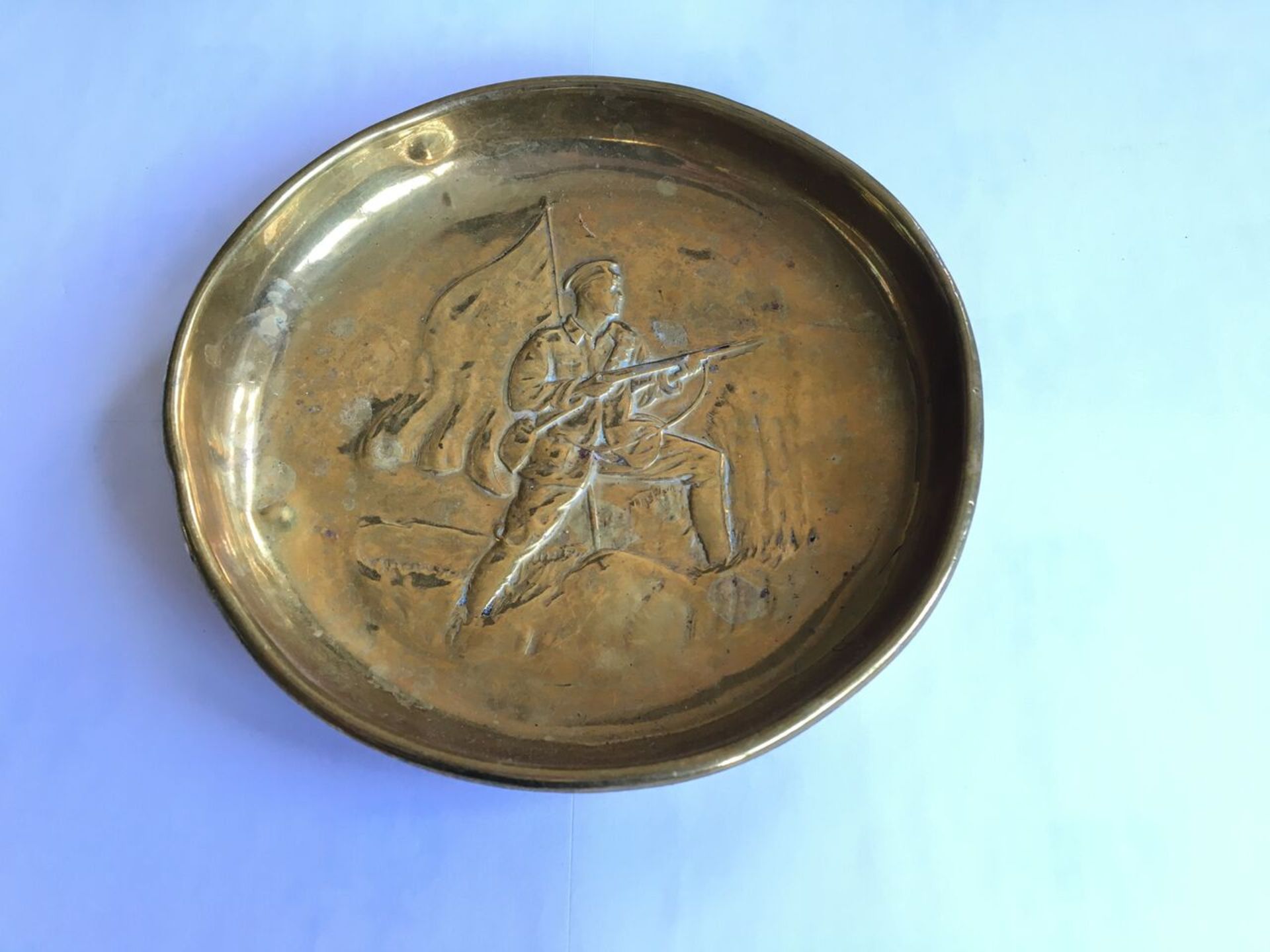 WWI BRASS BOWL DEPICTING SOLDIER. APPROX DIAMETER 12CM. FREE UK DELIVERY. NO VAT.