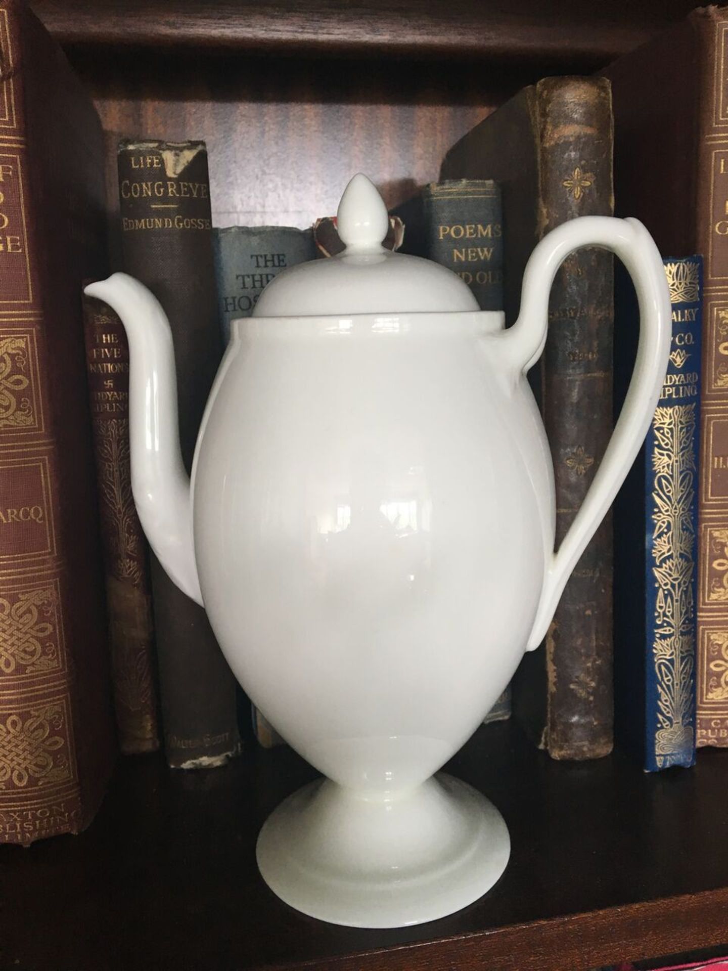 PRISTINE VINTAGE 1960s WHITE PORCELAIN FOOTED COFFEE POT. APPROX 20CM TO FINIAL. FREE UK DELIVERY.