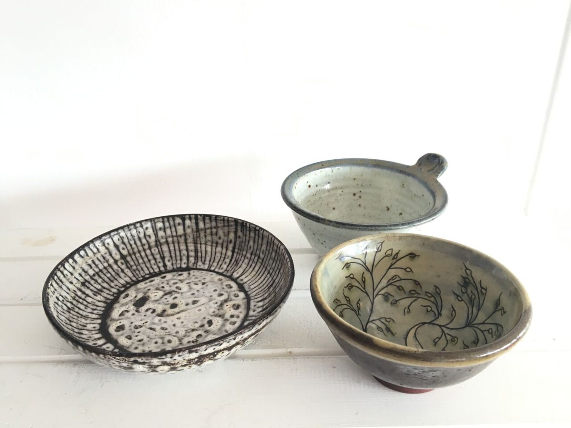 GROUP OF THREE UNSIGNED STUDIO ART POTTERY BOWLS. ALL WITH NO OBVIOUS DAMAGE. FREE UK DELIVERY. NO