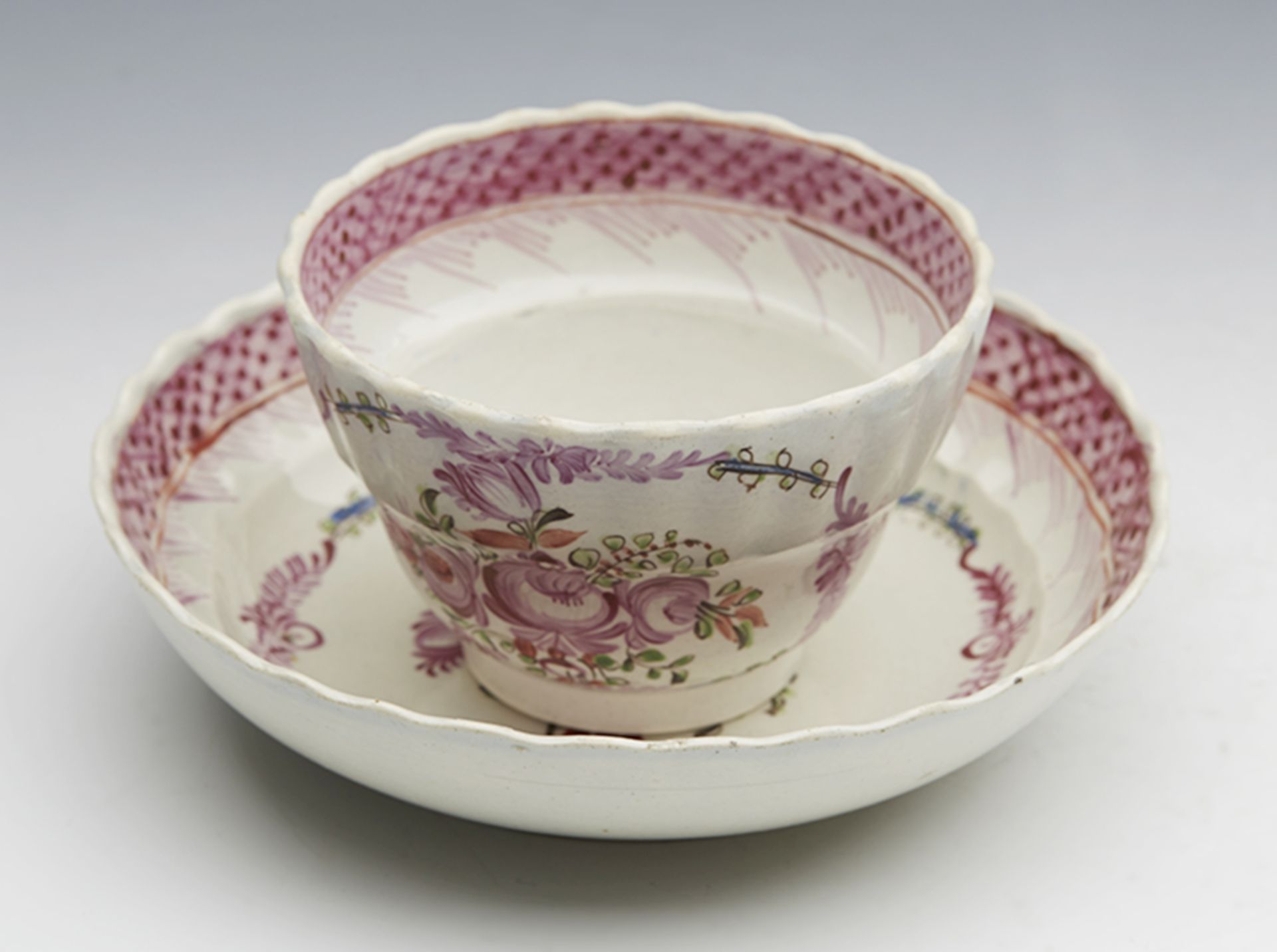 ANTIQUE PEARLWARE FLORAL PAINTED TEABOWL AND SAUCER c.1800 - Image 7 of 7