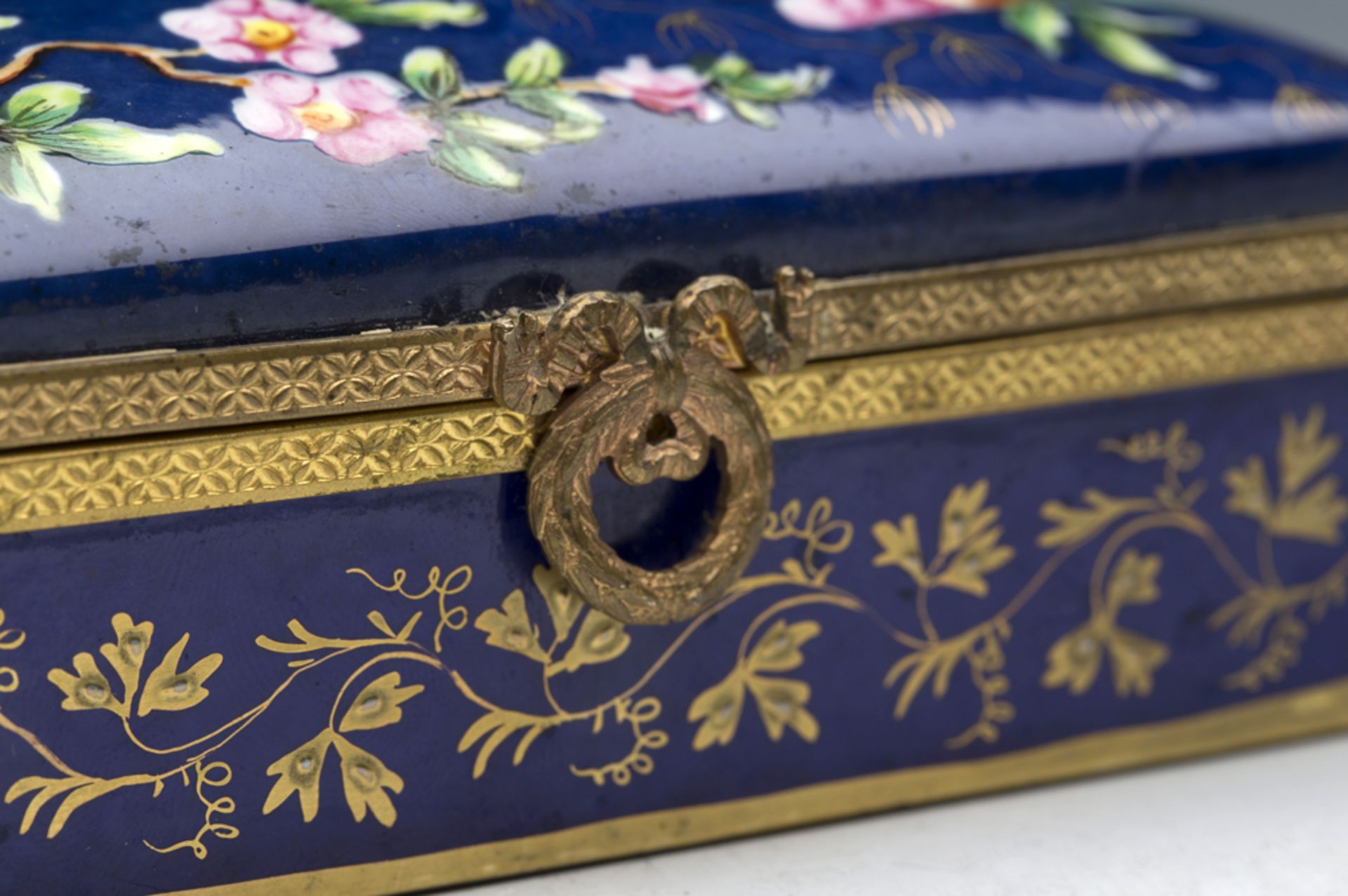 ANTIQUE PARIS DESIGN LIMOGES LIDDED CASKET WITH BIRDS LATE 19TH C. - Image 3 of 10