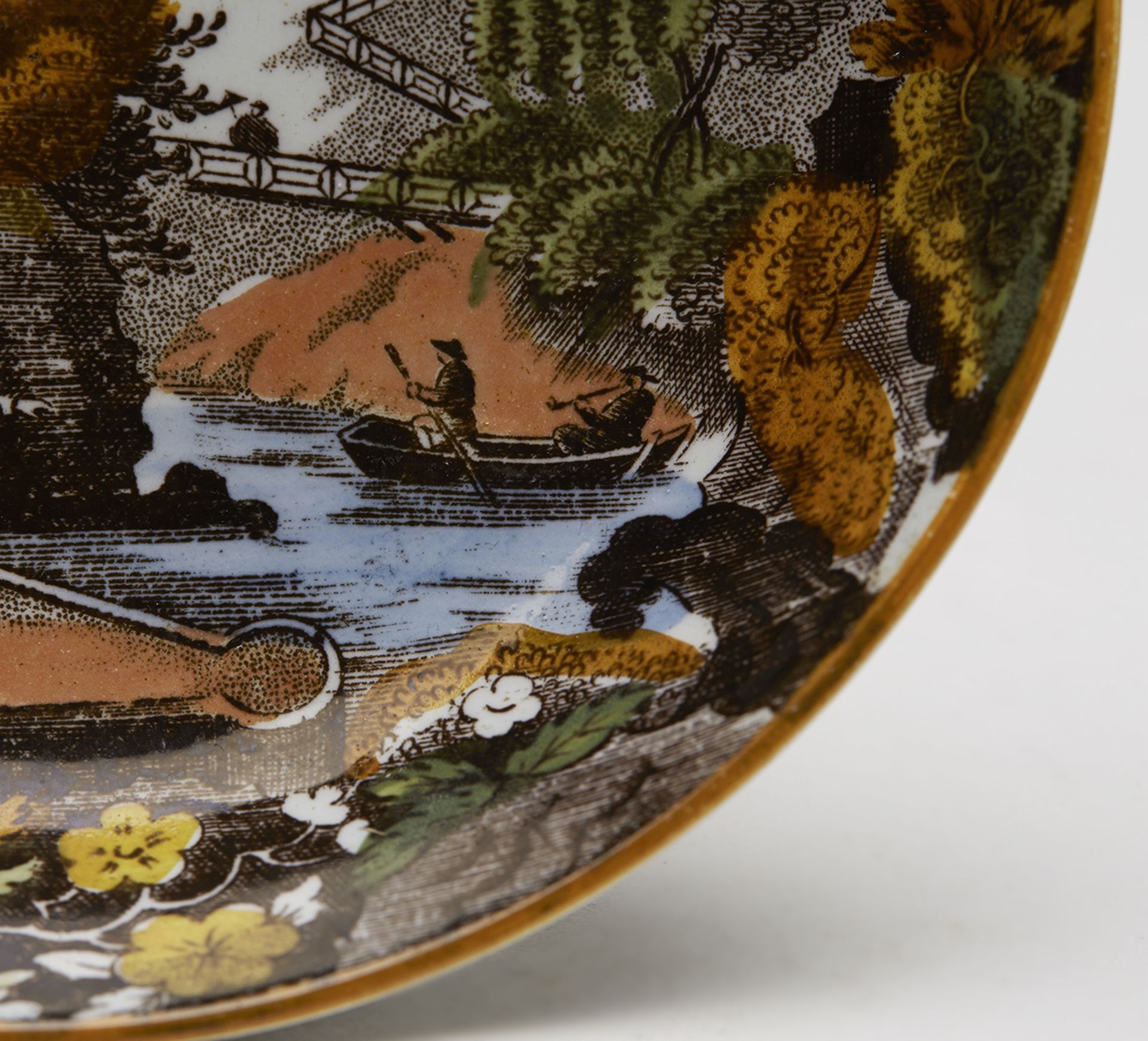 ANTIQUE HAND COLOURED TRANSFERWARE CHINOISERIE DISH 19 C. - Image 3 of 6