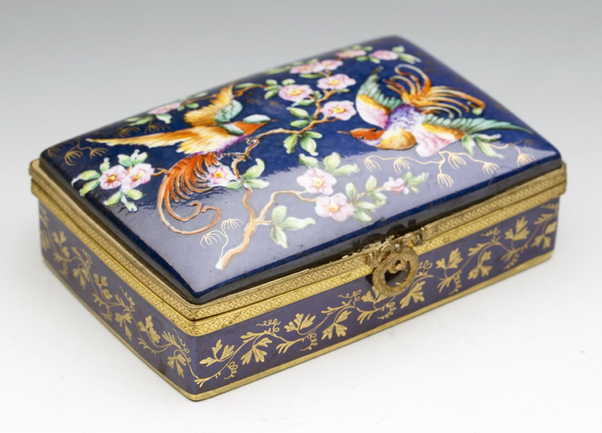 ANTIQUE PARIS DESIGN LIMOGES LIDDED CASKET WITH BIRDS LATE 19TH C.