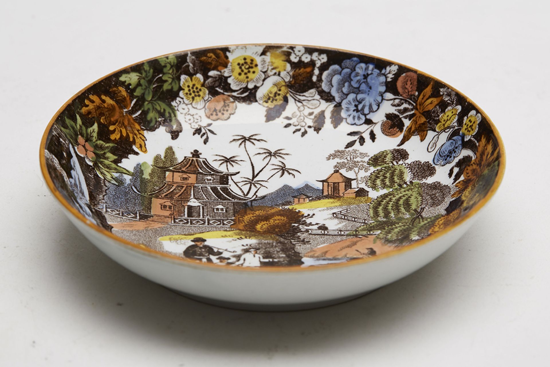 ANTIQUE HAND COLOURED TRANSFERWARE CHINOISERIE DISH 19 C. - Image 6 of 6
