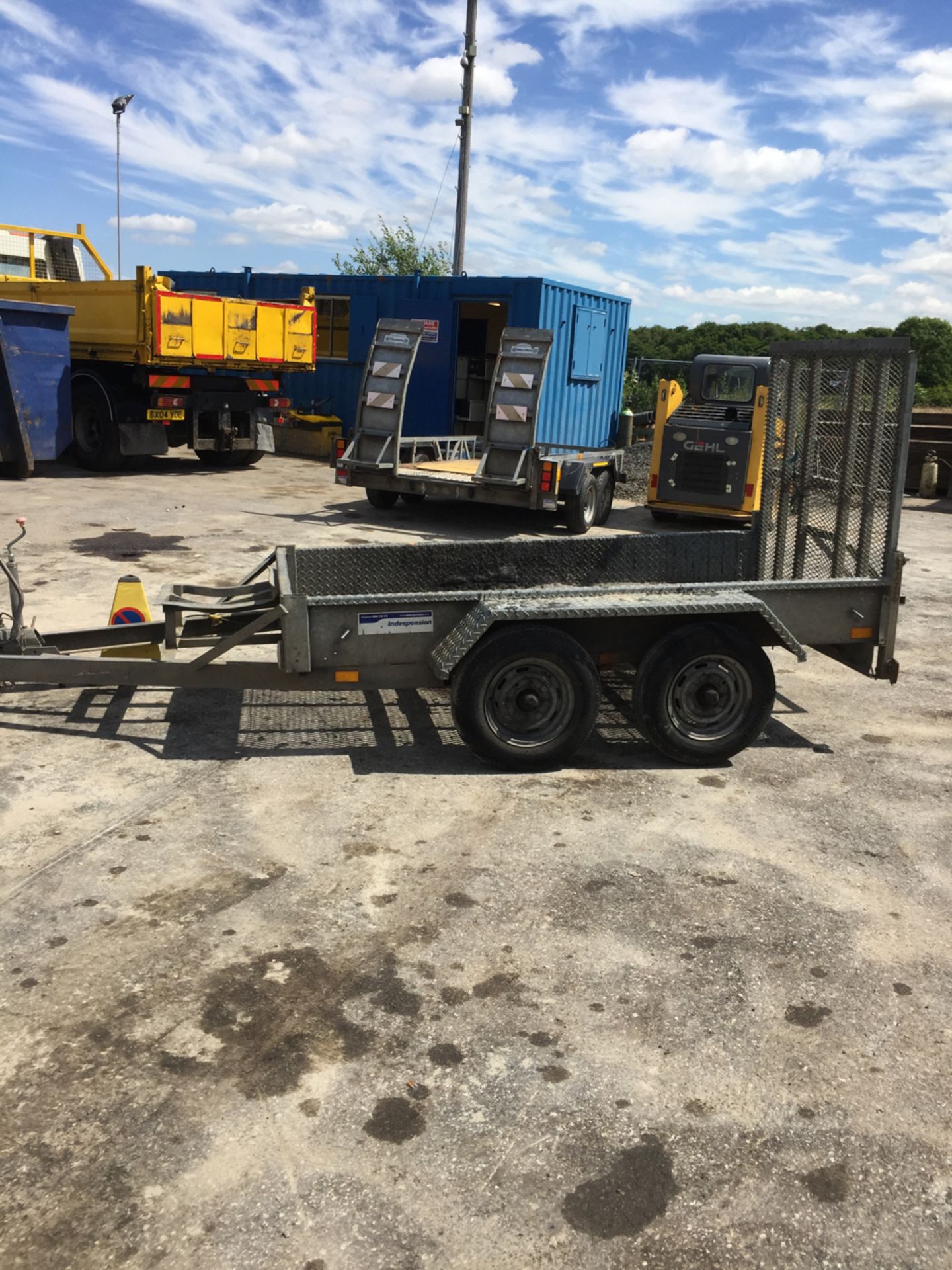 1.5t plant trailer by Indespension. Twin axle - outboard wheels/chqrplt 1 piece mudguards Drop board - Image 5 of 14