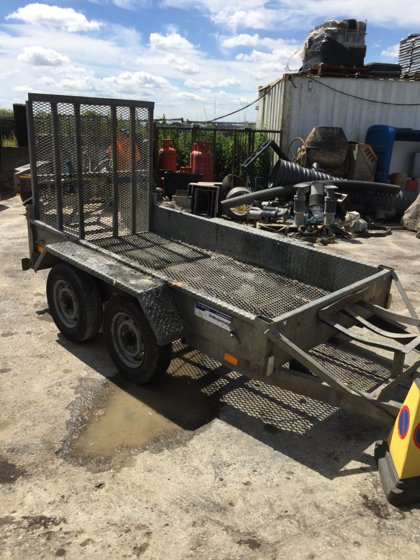 1.5t plant trailer by Indespension. Twin axle - outboard wheels/chqrplt 1 piece mudguards Drop board