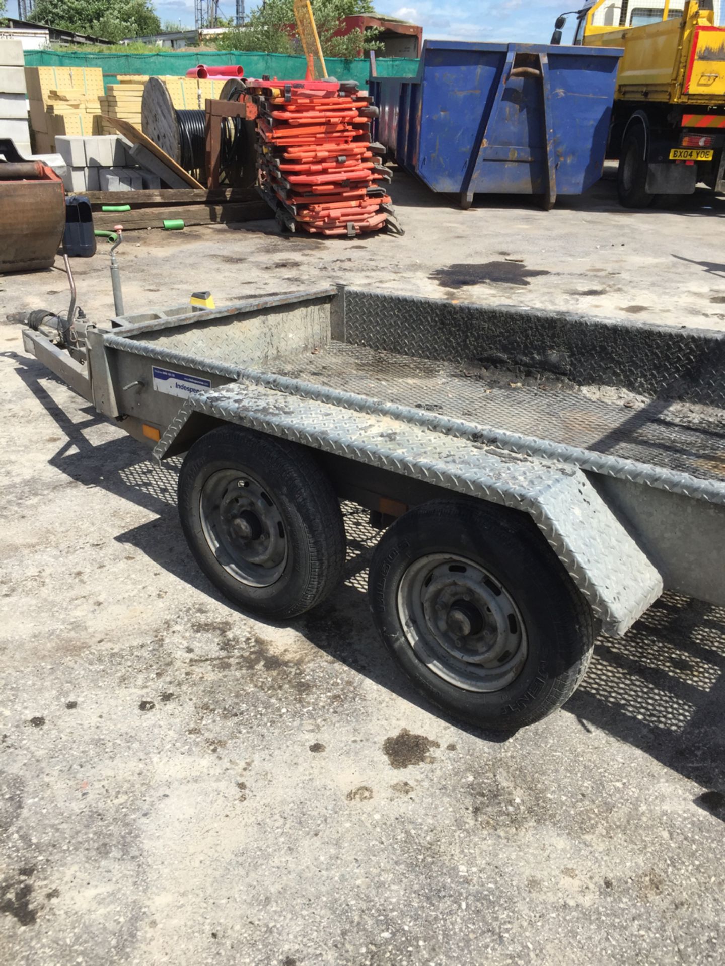 1.5t plant trailer by Indespension. Twin axle - outboard wheels/chqrplt 1 piece mudguards Drop board - Image 6 of 14