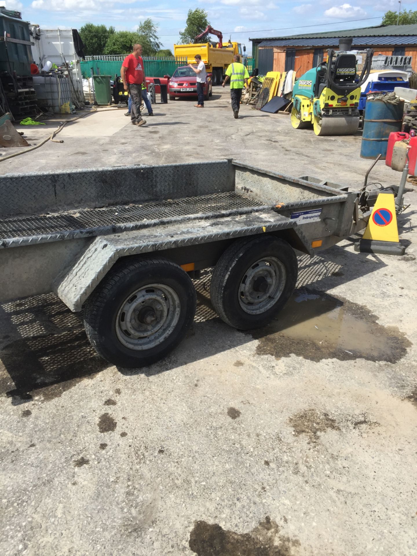 1.5t plant trailer by Indespension. Twin axle - outboard wheels/chqrplt 1 piece mudguards Drop board - Image 10 of 14