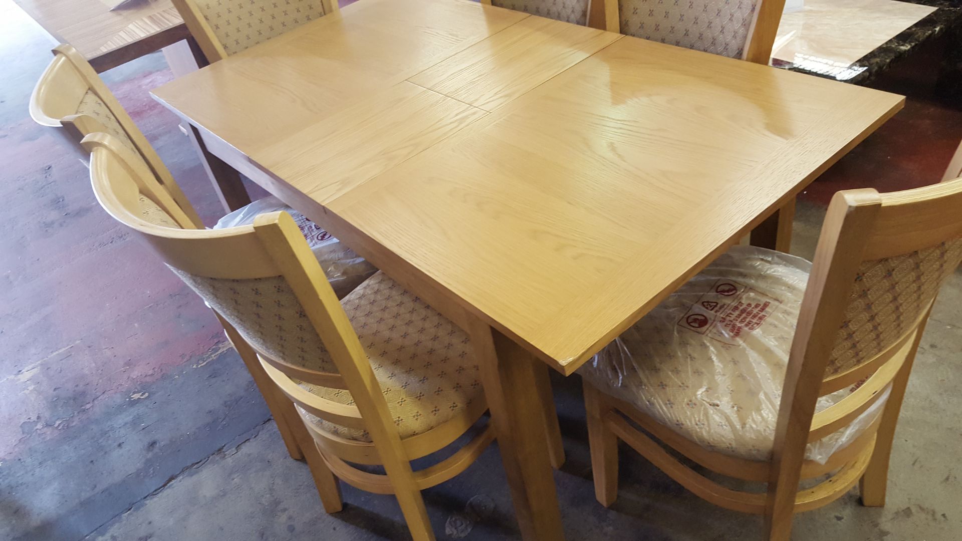 Extendable Dinng Table with 6 chairs - Image 4 of 5