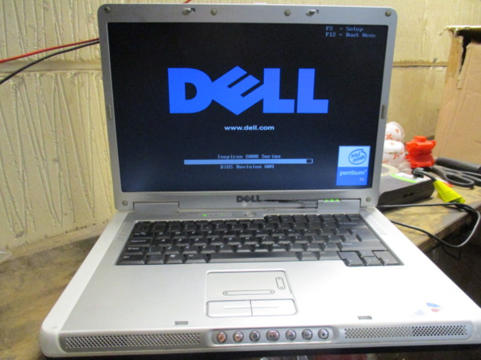 Dell laptop computer - powers up when plugged in , includes battery and mains charger unit