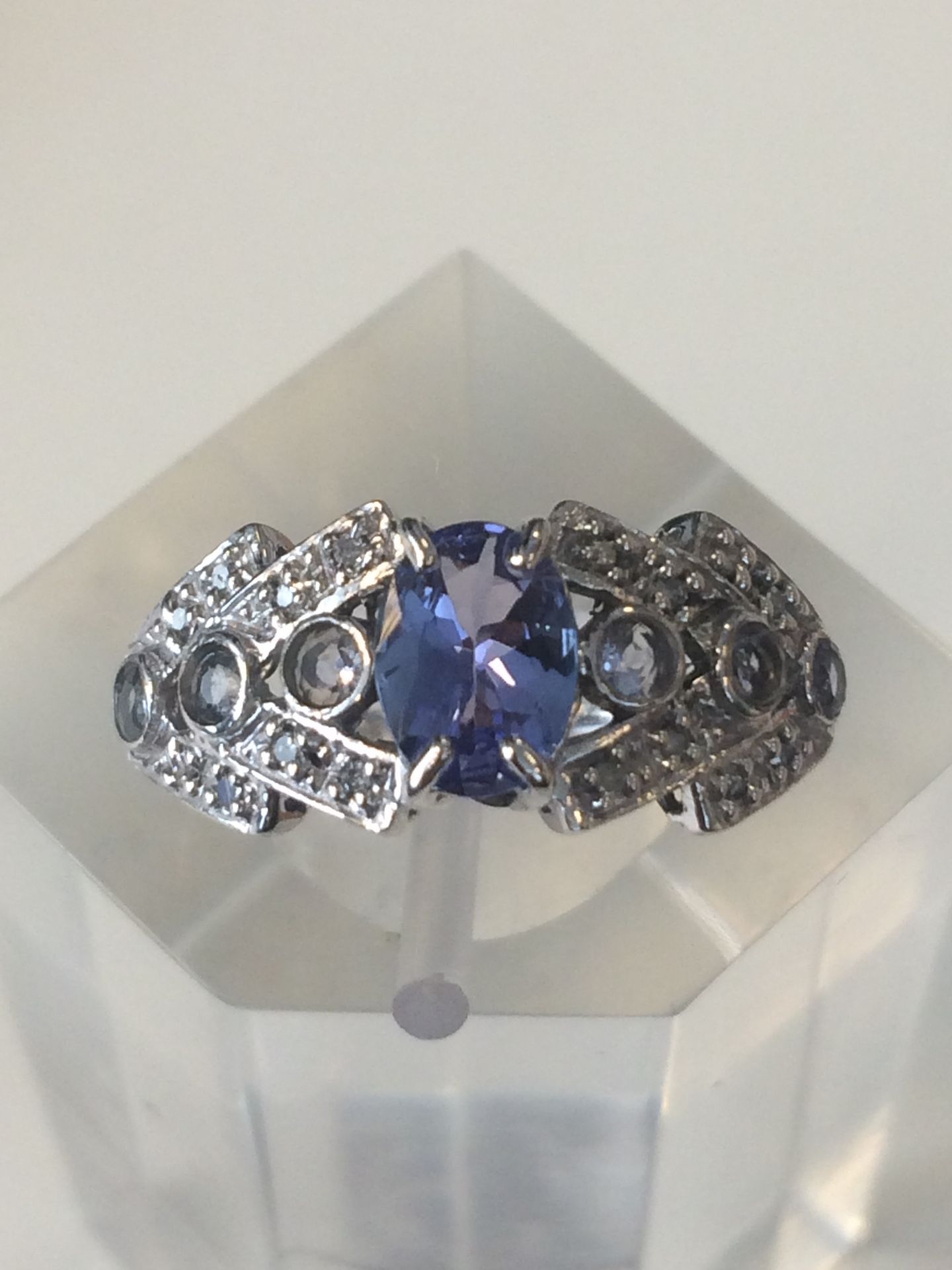 Pretty 0.73ct Genuine Tanzanite and 16PCS Genuine Diamons 10K Solid Gold White Gold RingPretty 0.