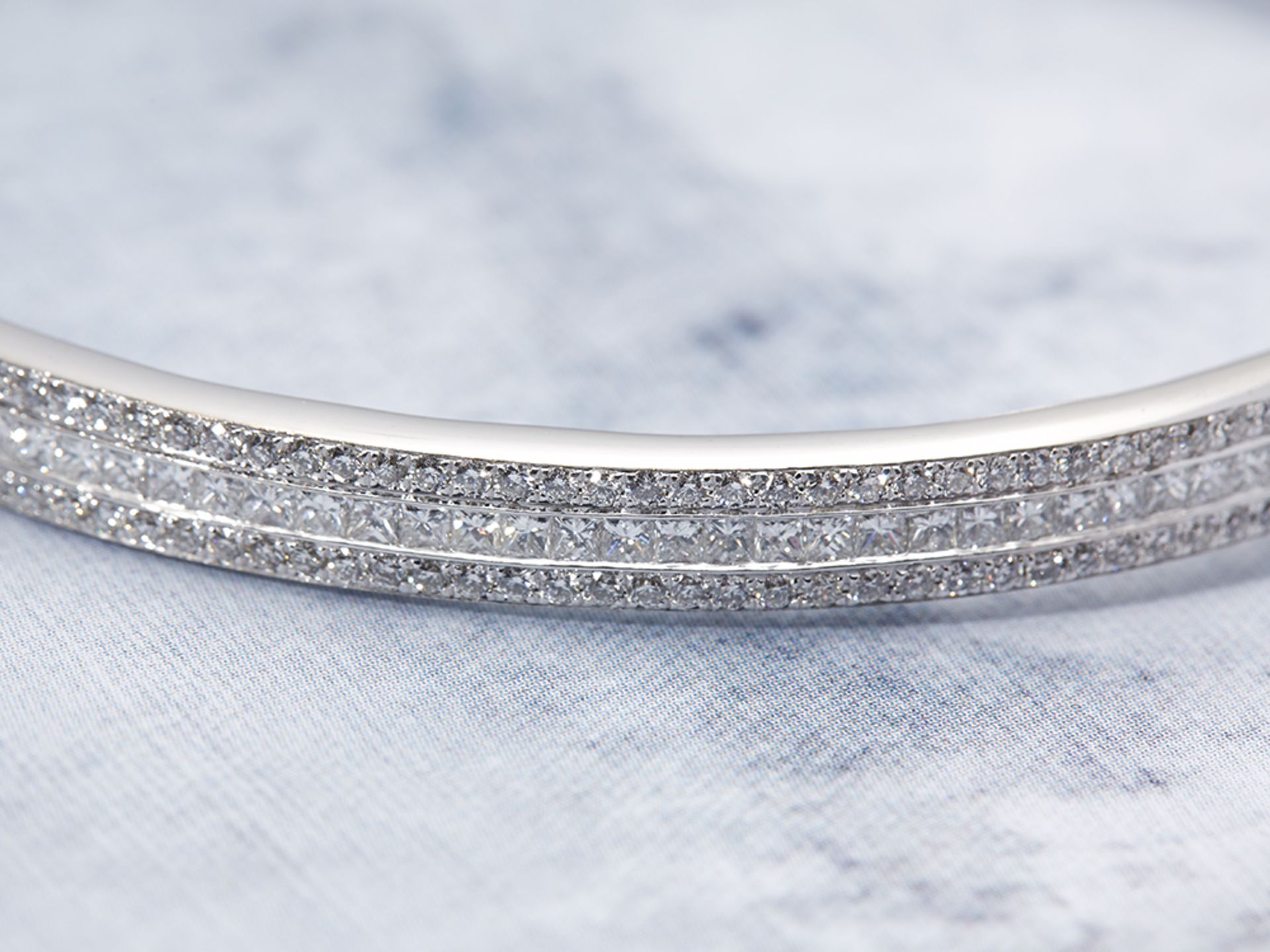 18k White Gold 3.50ct Baguette & Round Brilliant Cut Diamond Bangle - Image 3 of 5