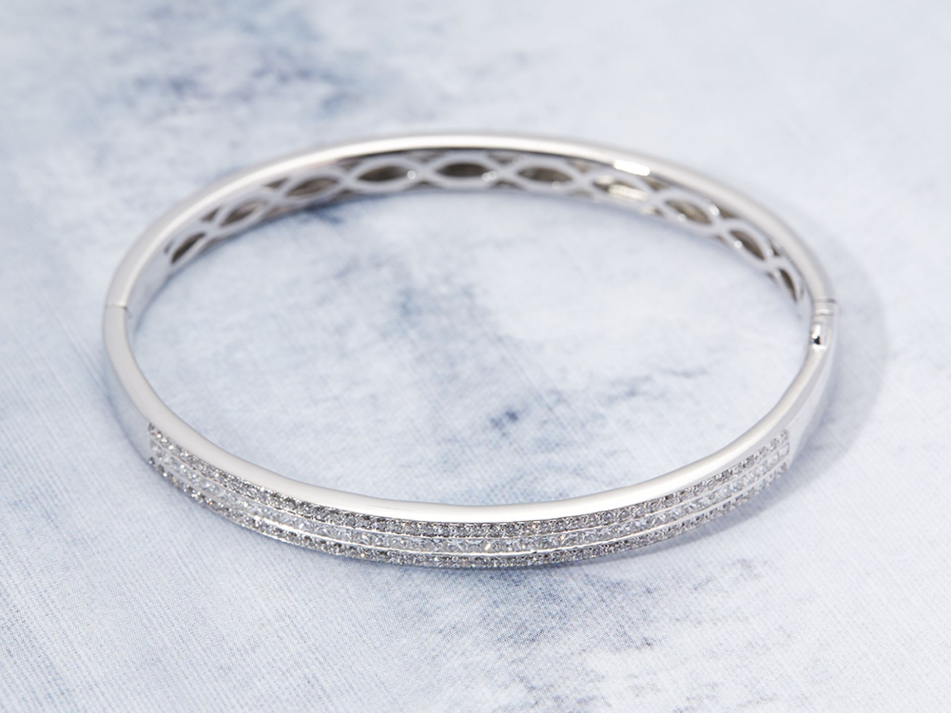 18k White Gold 3.50ct Baguette & Round Brilliant Cut Diamond Bangle - Image 2 of 5