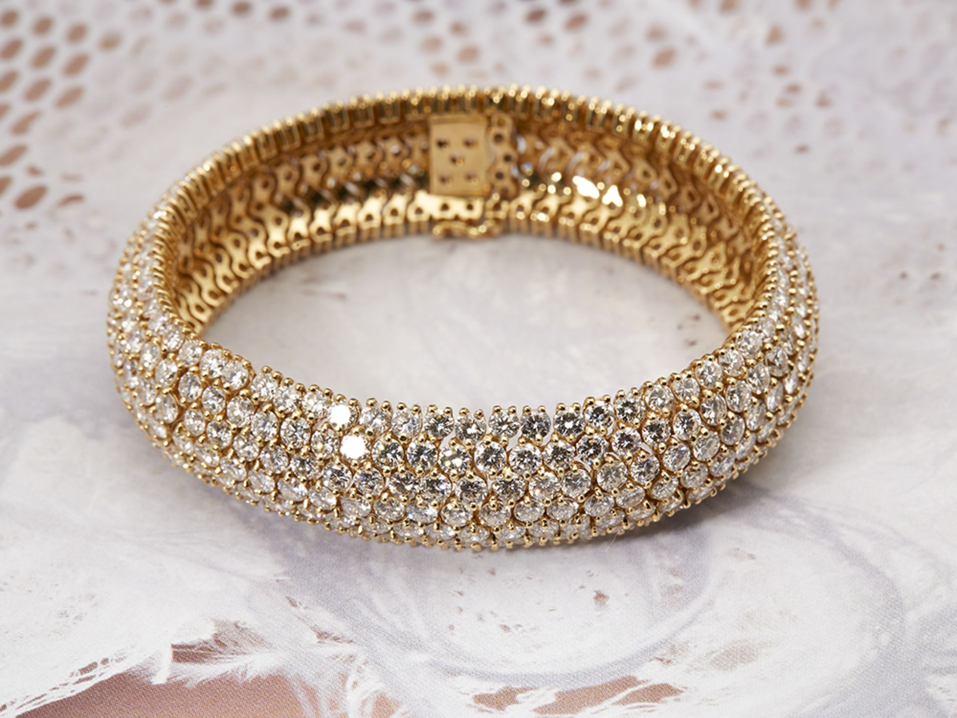 18k Yellow Gold 49.00ct Diamond Cluster Link Bracelet - Image 2 of 5