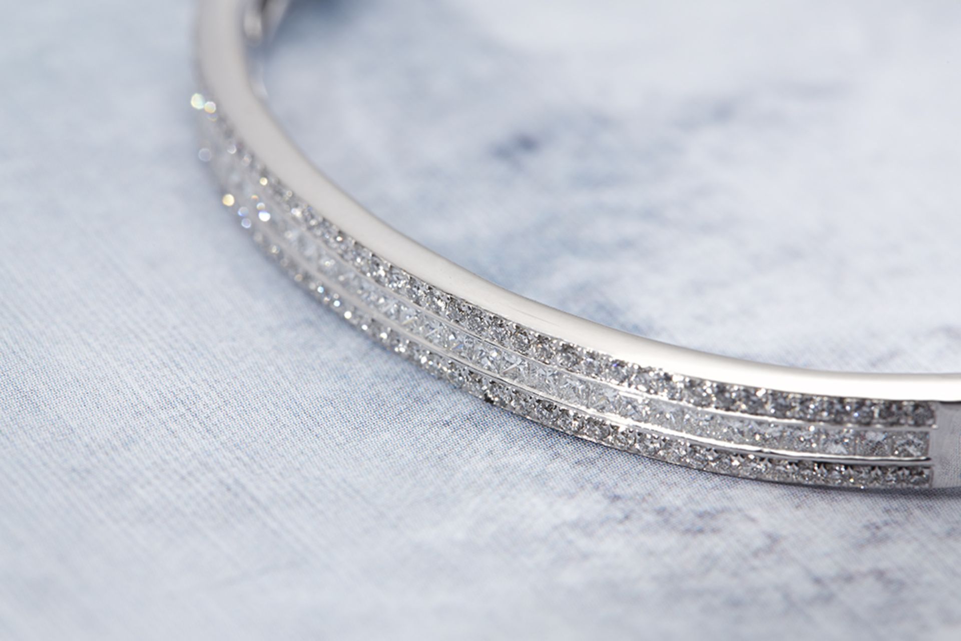 18k White Gold 3.50ct Baguette & Round Brilliant Cut Diamond Bangle - Image 5 of 5