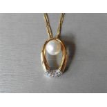18ct yellow gold pearl and diamond pendant. Oval shaped pendant with a white pearl set at the top.