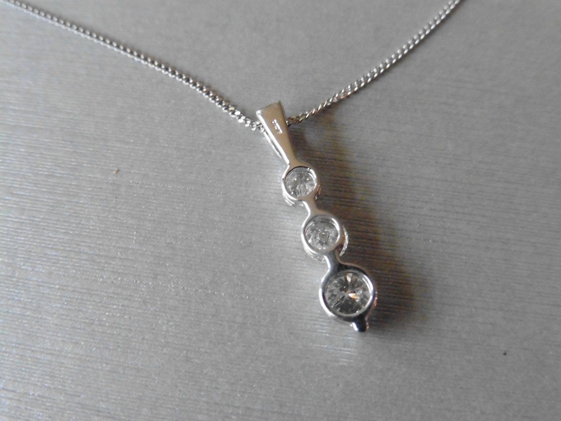 Trilogy style pendant set with 3 graduated brilliant cut diamonds, H/I colour, Si3 clarity, weighing - Image 3 of 3