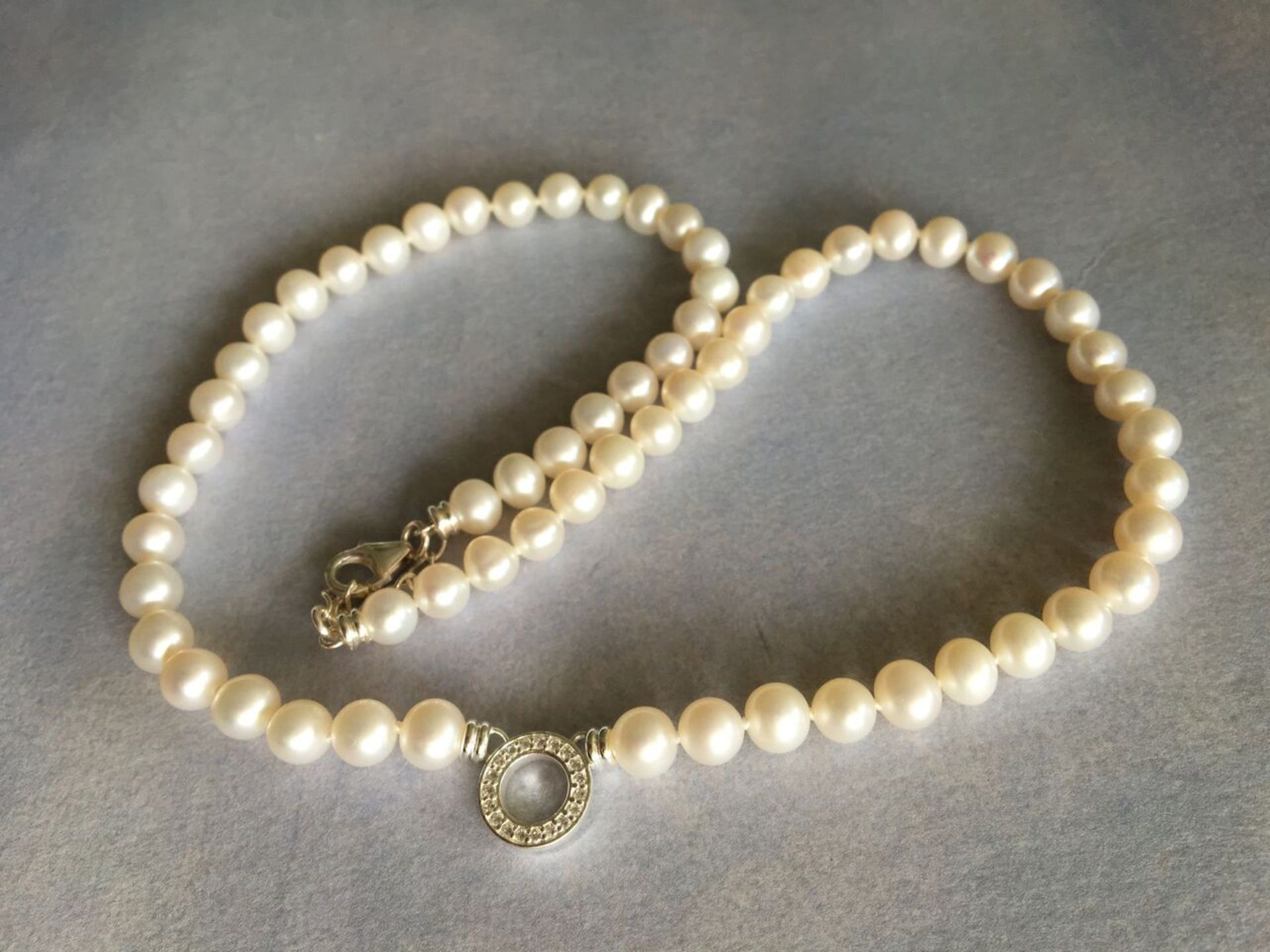 STUNNING STERLING SILVER (STAMPED 925) GENUINE FRESH WATER PEARL NECKLACE WITH CZ PENDANT. 16". FREE