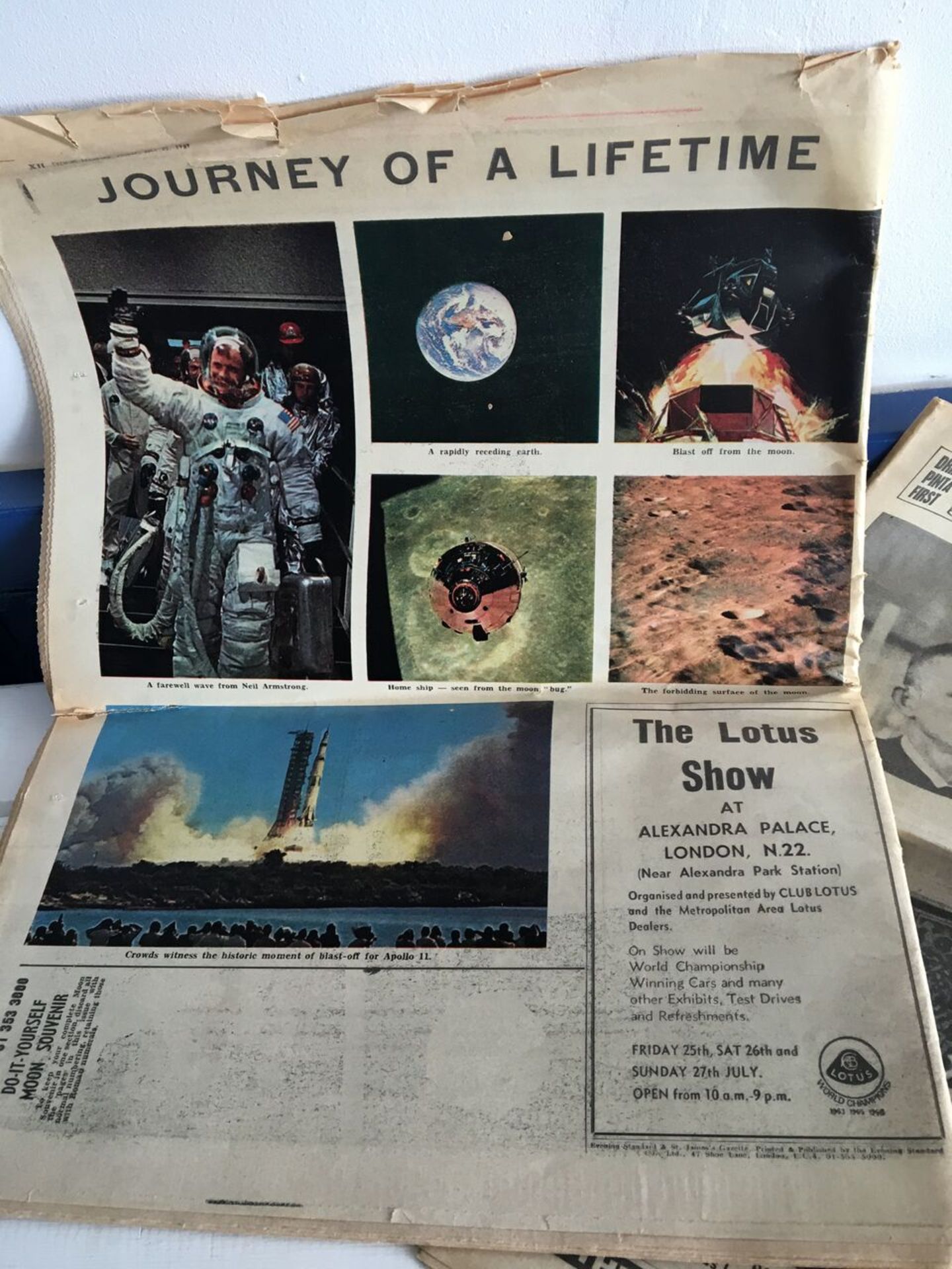 ORIGINAL 1969 NEWSPAPER - MOON LANDING SOUVENIR COPY WITH COLOURED PICTURES TOGETHER WITH ONE OTHER. - Image 2 of 2