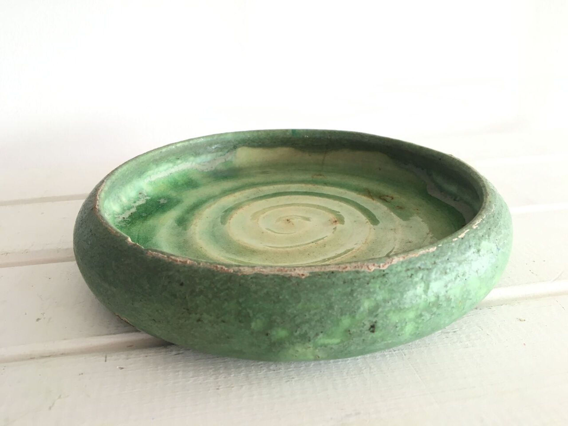 GRUEBY - AMERICAN ARTS AND CRAFTS SHALLOW GREEN GLAZED POTTERY DISH. HIGH GLAZE SWIRLED INTERIOR, - Image 2 of 5