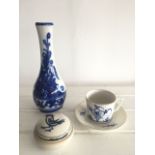 GROUP OF ANTIQUE BLUE AND WHITE POTTERY OR CERAMIC ITEMS TO INCLUDE A STONEWARE BOTTLE VASE (WITH