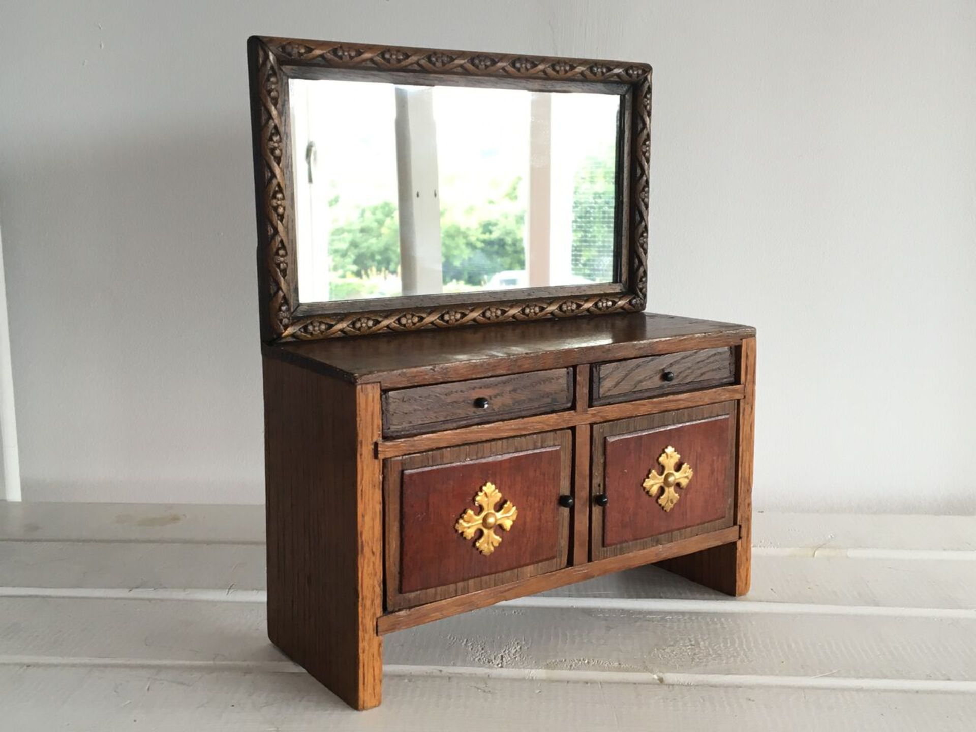 FANTASTIC ANTIQUE SMALL MODEL FURNITURE - APPRENTICE PIECE - A SIDEBOARD WITH MIRROR, DRAWERS,