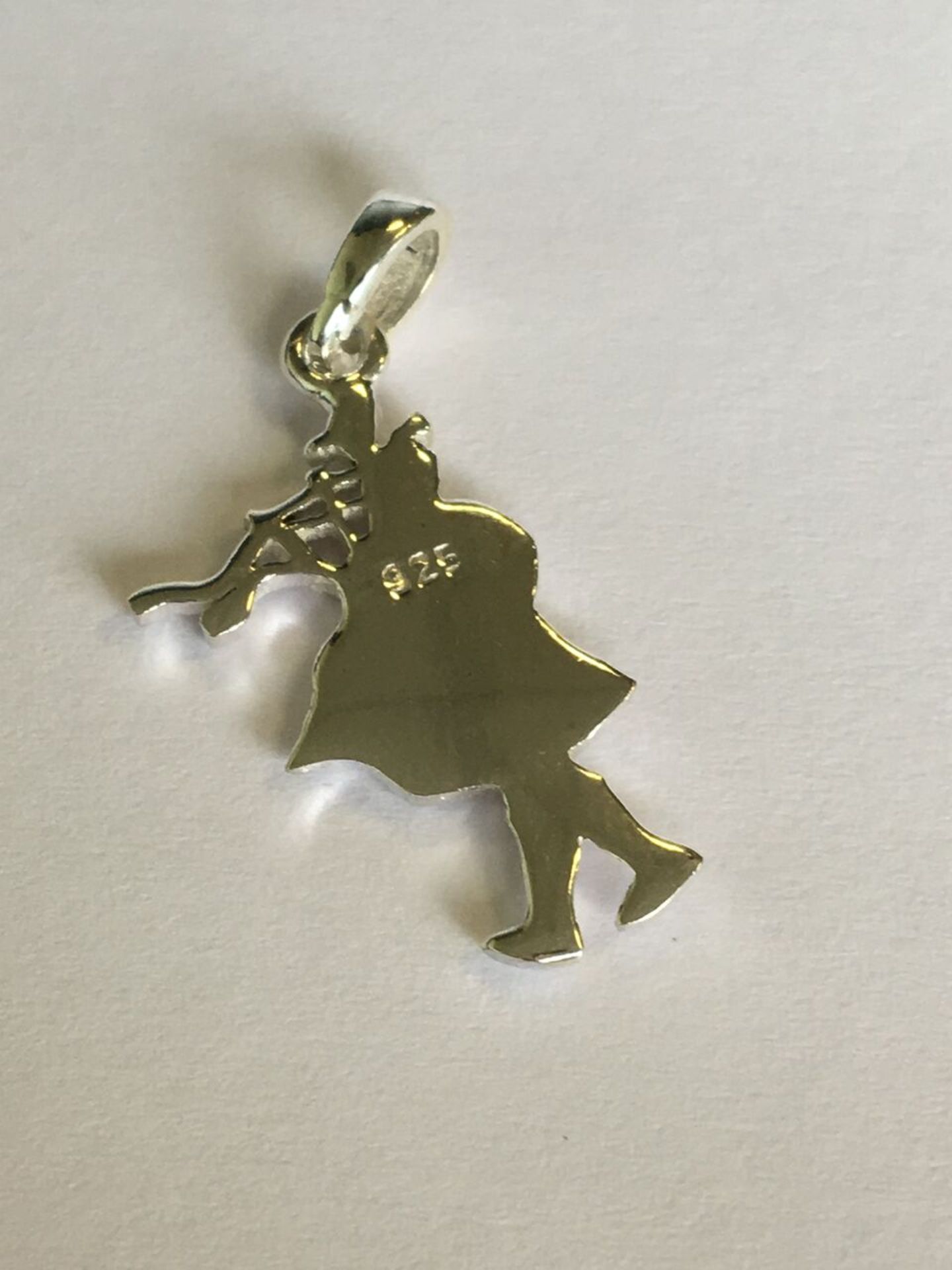 SILVER (STAMPED 925) CHARM OR PENDANT IN THE FORM OF A SCOTTISH PIPER. APPROX 2CM. FREE UK DELIVERY. - Bild 2 aus 2