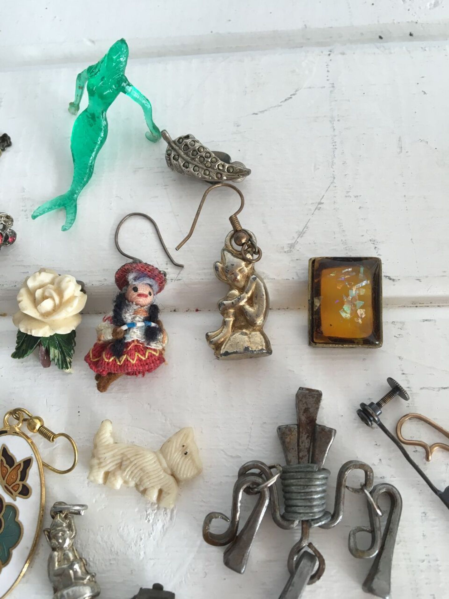 COLLECTION OF SMALL CHARMS, PENDANTS, BUTTONS AND OTHER VINTAGE CURIOS (APPROX 44 ITEMS IN TOTAL). - Image 5 of 5