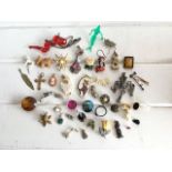 COLLECTION OF SMALL CHARMS, PENDANTS, BUTTONS AND OTHER VINTAGE CURIOS (APPROX 44 ITEMS IN TOTAL).