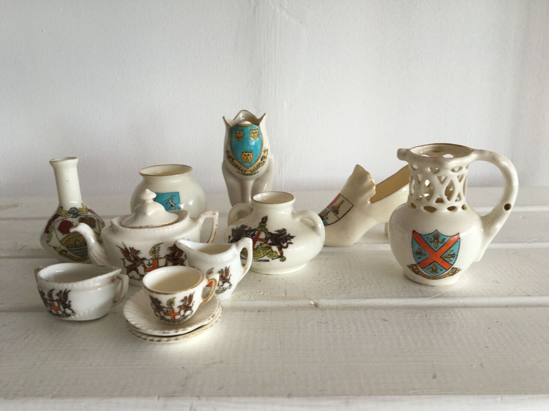 GROUP OF 12 CRESTED CHINA TO INCLUDE CITY OF LONDON ITEMS AND A PUZZLE JUG. FREE UK DELIVERY. NO