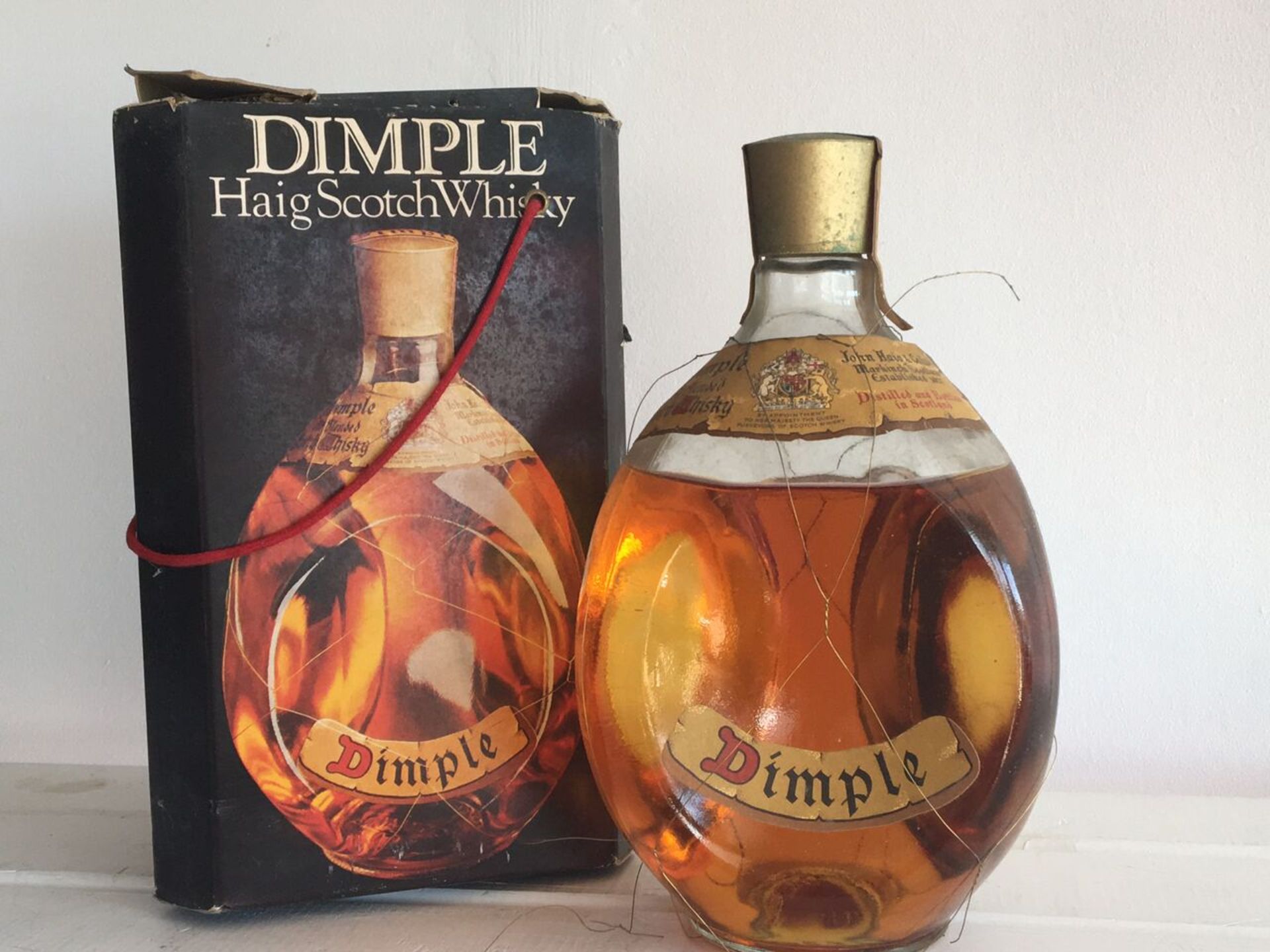 1960S OR 1970S DIMPLE HAIG SCOTCH WHISKY BOTTLE WITH WIRE MESH, ORIGINAL PRESENTATION BOX AND