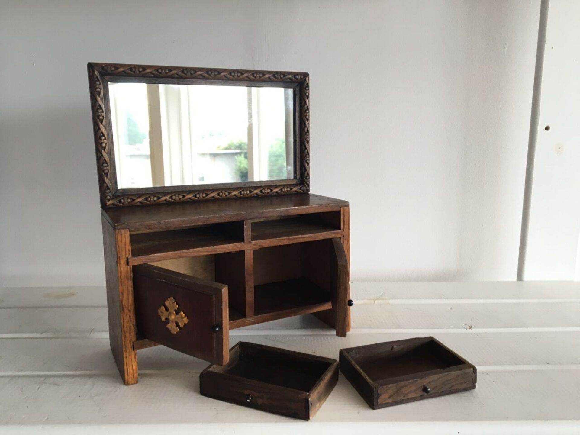 FANTASTIC ANTIQUE SMALL MODEL FURNITURE - APPRENTICE PIECE - A SIDEBOARD WITH MIRROR, DRAWERS, - Bild 3 aus 5