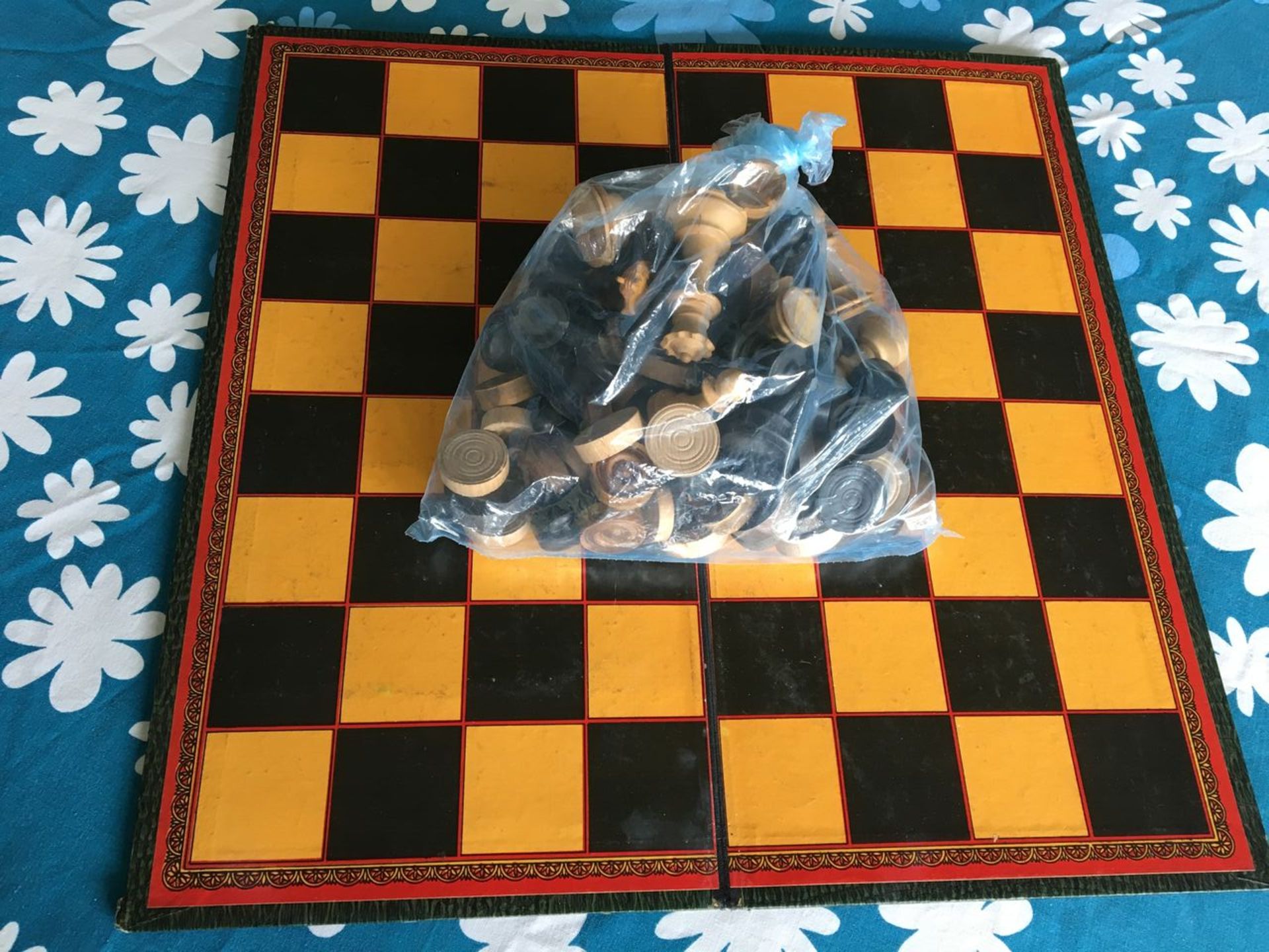 VINTAGE GAME BOARD WITH A LARGE QUANTITY OF WOODEN PLAYING PIECES - CHESS AND DRAUGHTS. FREE UK