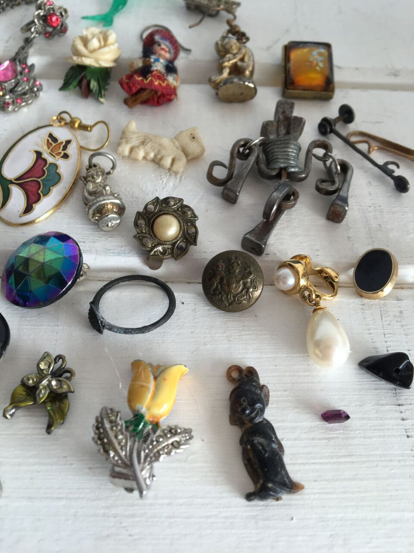 COLLECTION OF SMALL CHARMS, PENDANTS, BUTTONS AND OTHER VINTAGE CURIOS (APPROX 44 ITEMS IN TOTAL). - Bild 4 aus 5