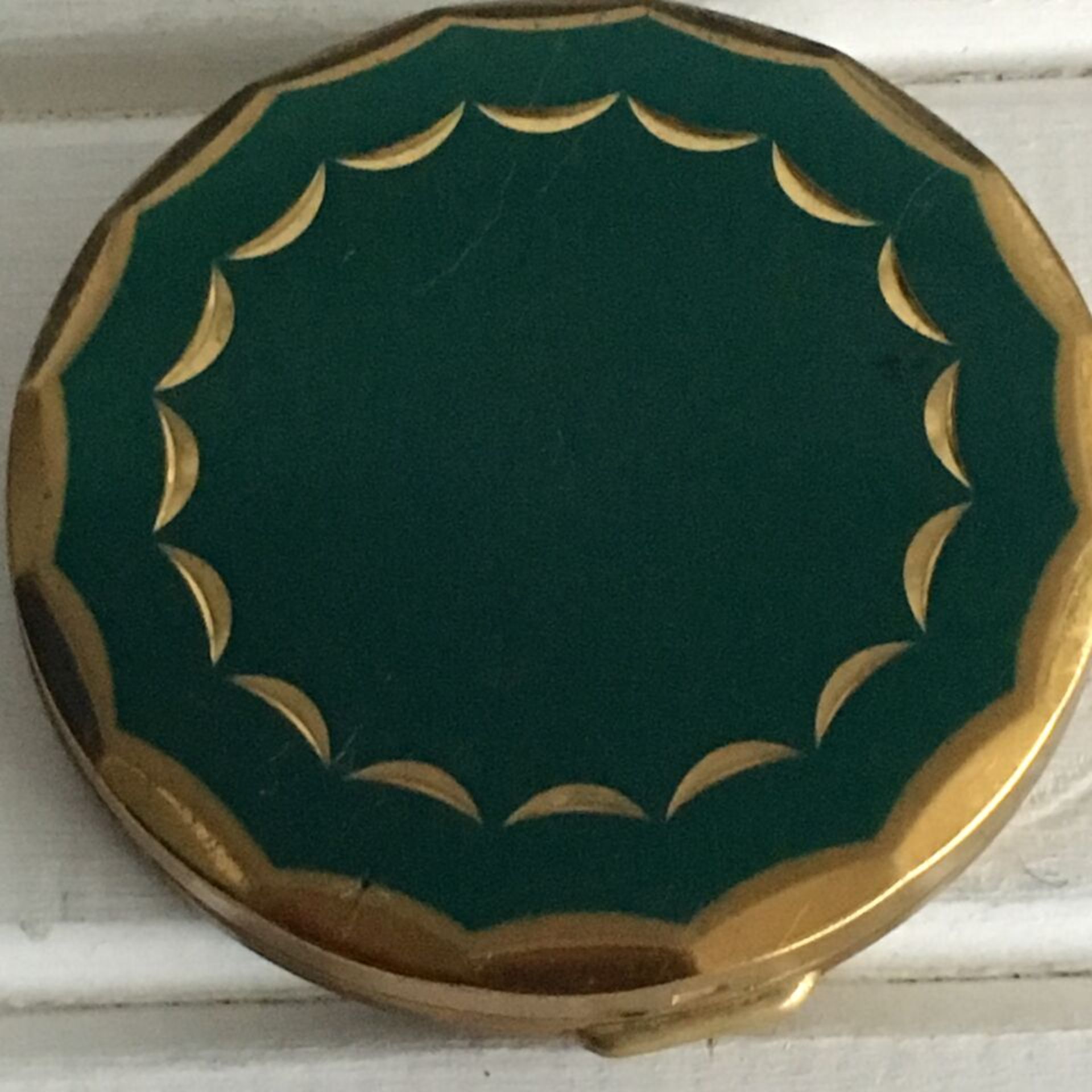 VINTAGE GREEN & GOLD TONE COMPACT A vintage compact in green and gold tone with patterned lid.