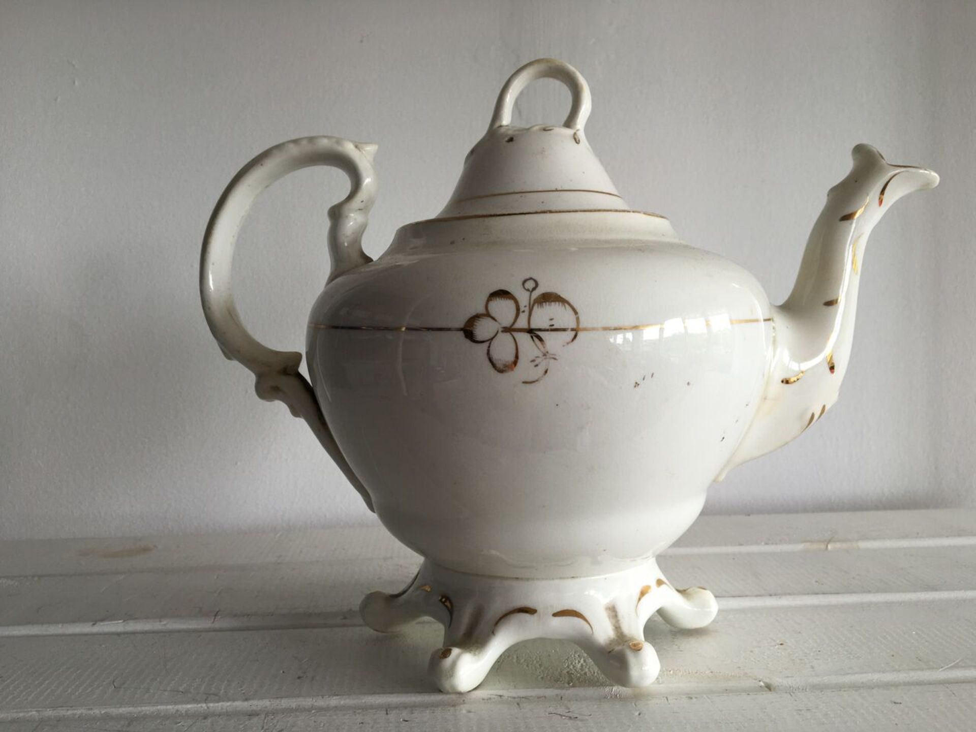 19TH CENTURY WHITE & GILT TEAPOT. CONDITION - GOOD. NO OBVIOUS DAMAGE, USUAL LIGHT CRAZING. FREE