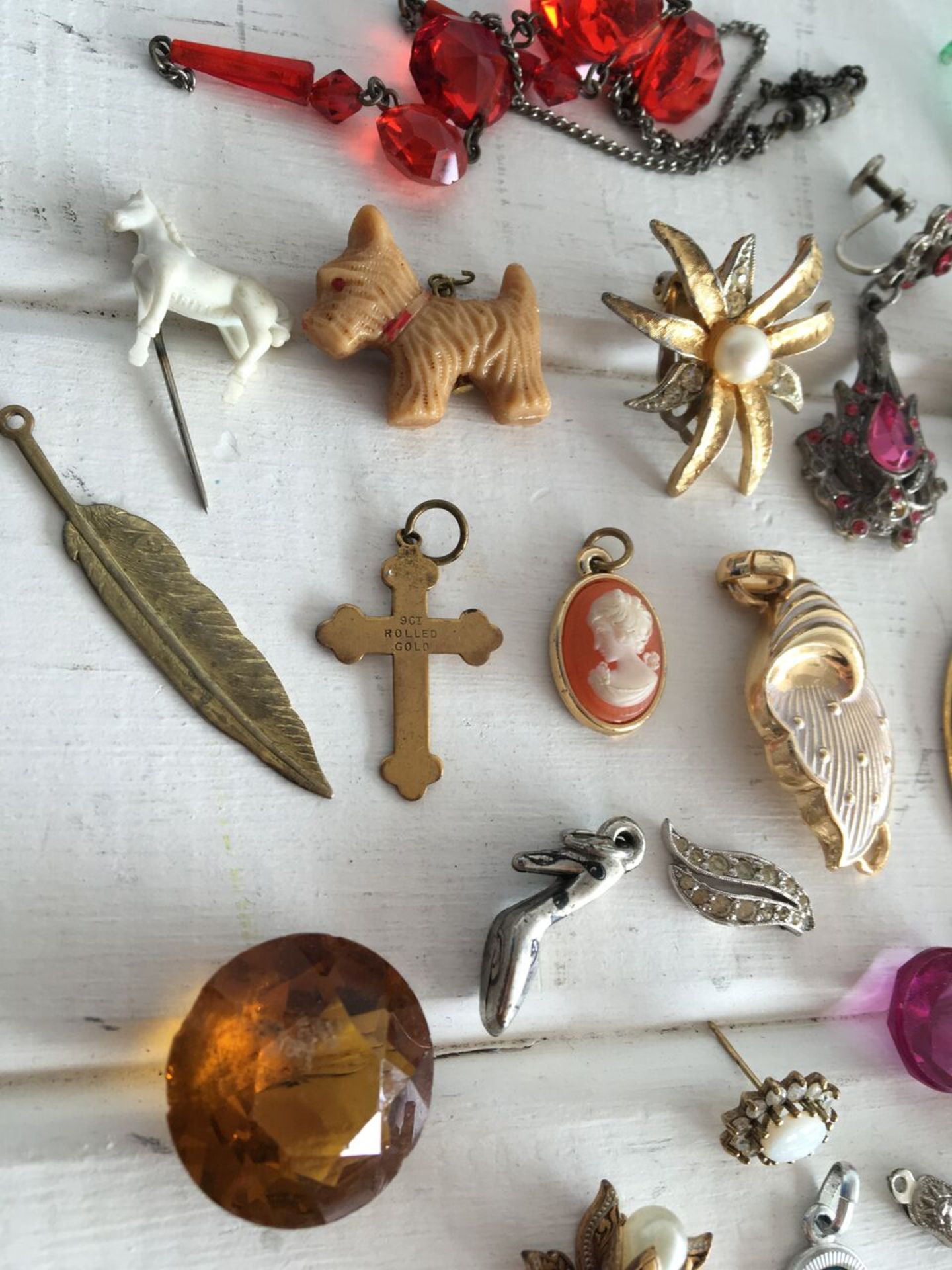 COLLECTION OF SMALL CHARMS, PENDANTS, BUTTONS AND OTHER VINTAGE CURIOS (APPROX 44 ITEMS IN TOTAL). - Bild 2 aus 5