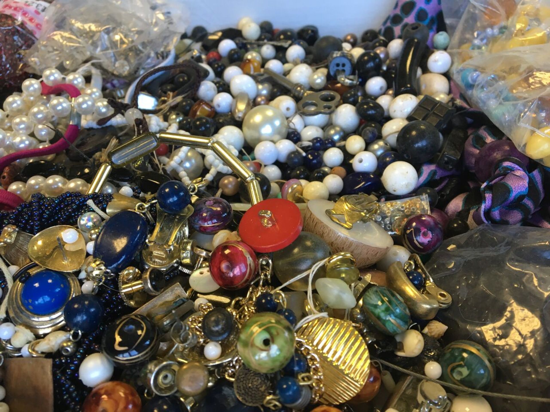 A 2.7KG BOX OF BEADS AND BROKEN VINTAGE JEWELLERY, IDEAL FOR SPARES, REPAIR OR CRAFTING. FREE UK