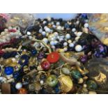 A 2.7KG BOX OF BEADS AND BROKEN VINTAGE JEWELLERY, IDEAL FOR SPARES, REPAIR OR CRAFTING. FREE UK