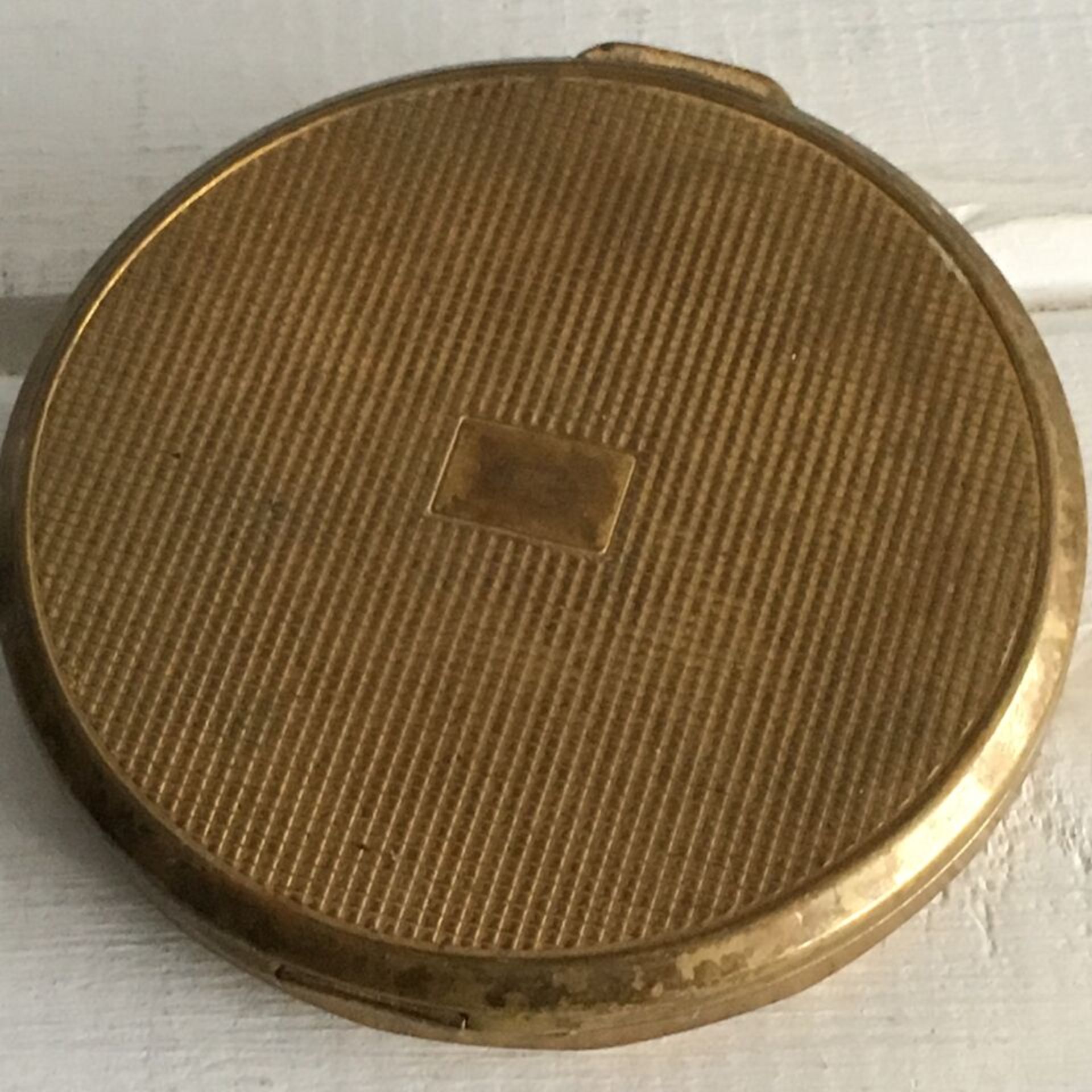 VINTAGE GREEN & GOLD TONE COMPACT A vintage compact in green and gold tone with patterned lid. - Image 3 of 3