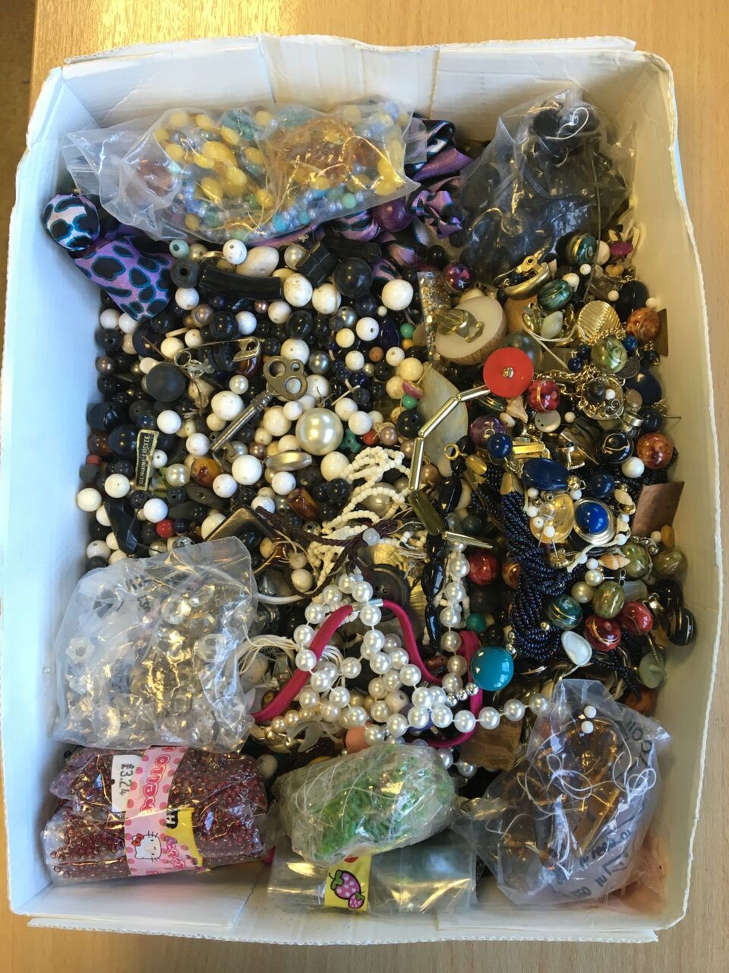 A 2.7KG BOX OF BEADS AND BROKEN VINTAGE JEWELLERY, IDEAL FOR SPARES, REPAIR OR CRAFTING. FREE UK - Image 2 of 2