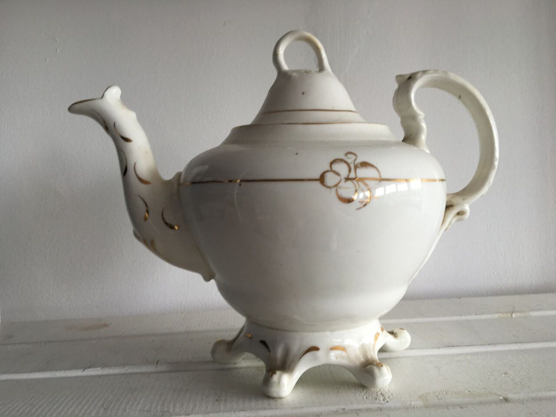 19TH CENTURY WHITE & GILT TEAPOT. CONDITION - GOOD. NO OBVIOUS DAMAGE, USUAL LIGHT CRAZING. FREE - Image 2 of 2