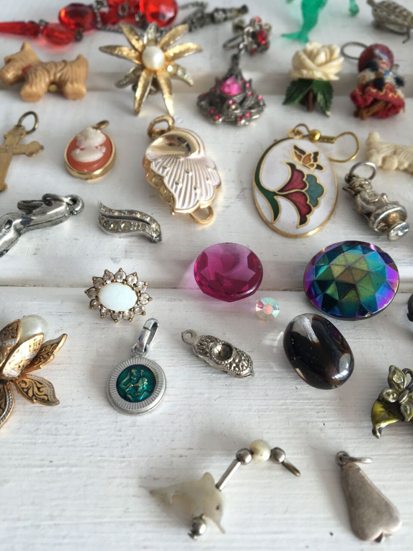 COLLECTION OF SMALL CHARMS, PENDANTS, BUTTONS AND OTHER VINTAGE CURIOS (APPROX 44 ITEMS IN TOTAL). - Image 3 of 5