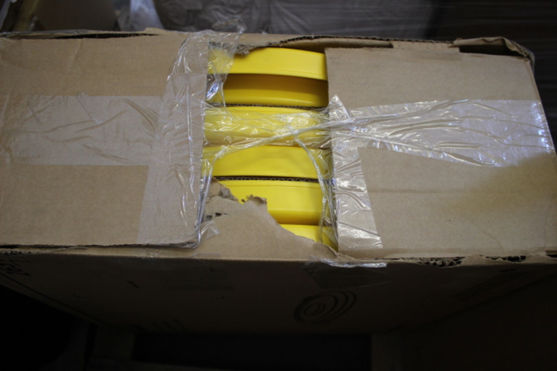 6 x Rubbermaid 2631 Bin Lids for Brute 2632 Yellow - Image 2 of 2